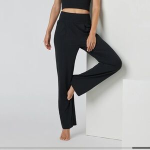 Vuori Lux at Ease Straight Pant
